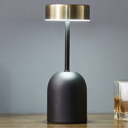 LED-Lampe in einem minimalistischen Wohnzimmer auf einem Sideboard platziert.
