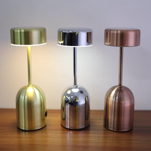 Wiederaufladbare LED-Lampe mit minimalistischem Glas-inspiriertem Design.
